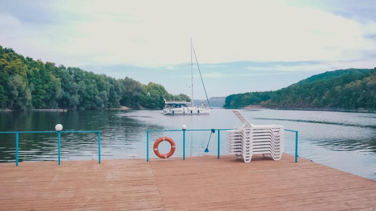Hotel Yacht Club Mayak Dnistrivka Exterior photo